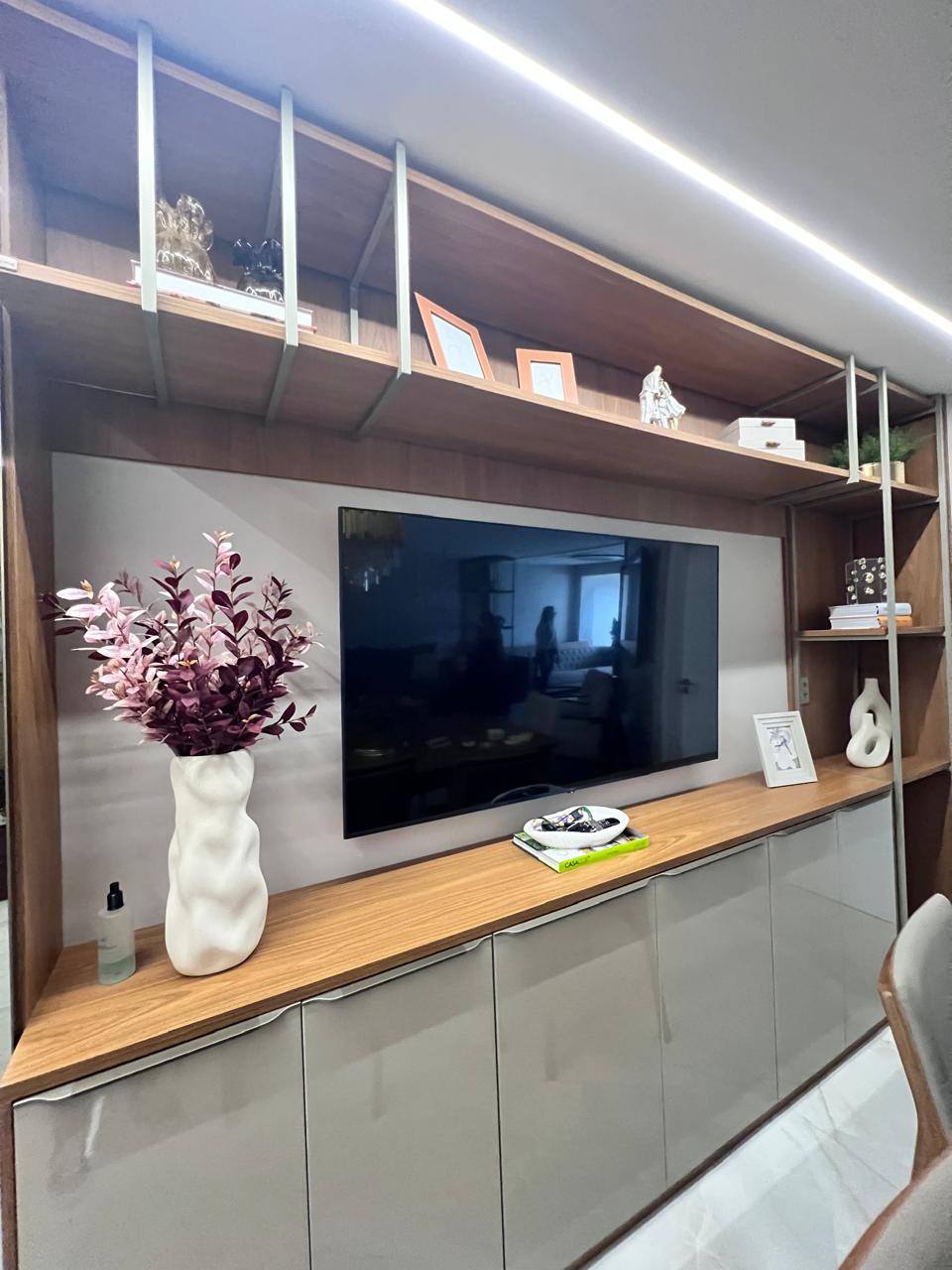 Sala de estar planejada com painel de TV e estante - Cremação, Belém